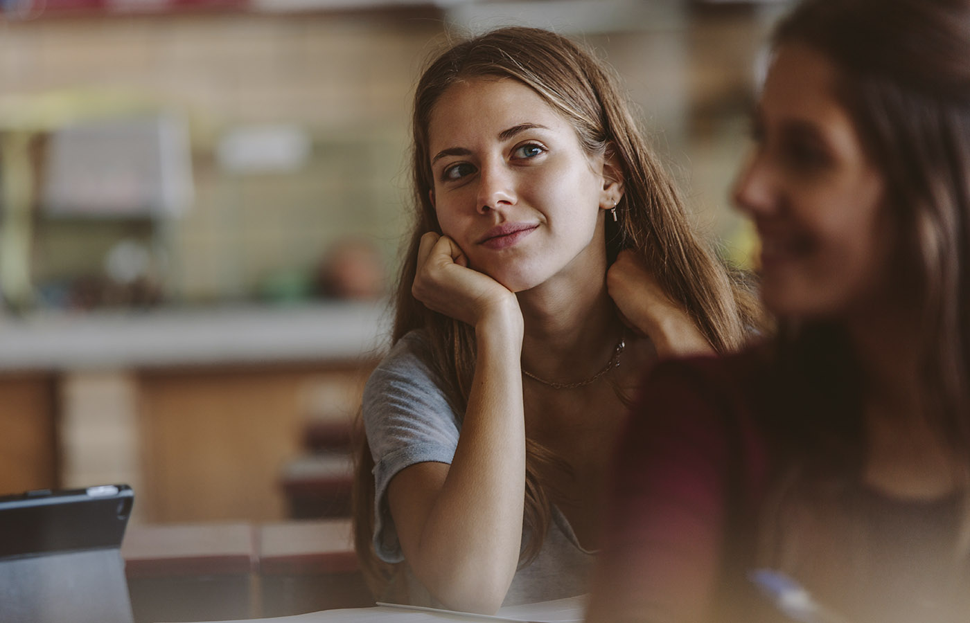 Fotografía en primer plano de una alumna en un aula escolar atendiendo a una de las clases.