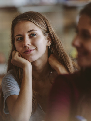 Fotografía en primer plano de una alumna en un aula escolar atendiendo a una de las clases.