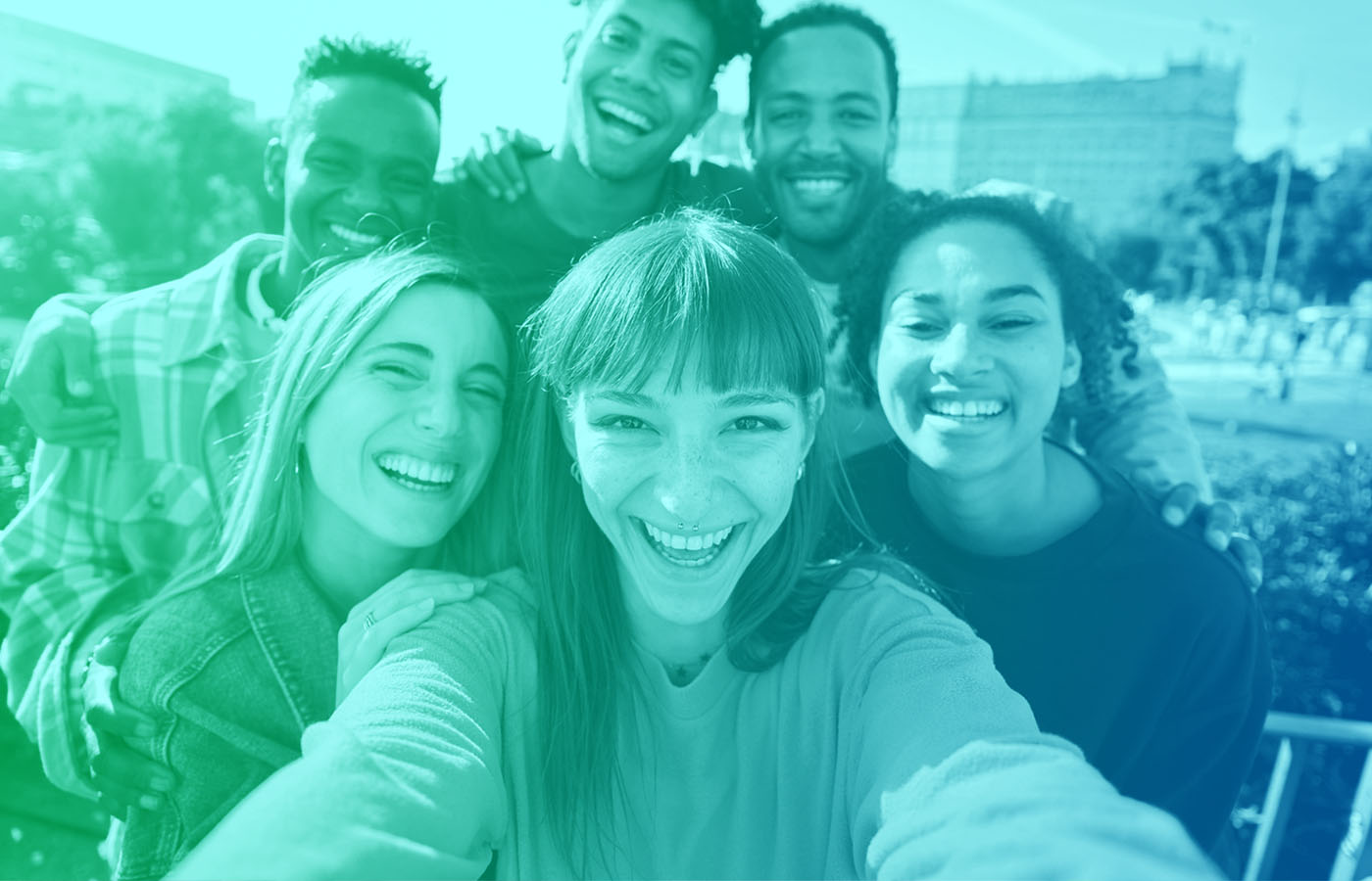 Imagen para Aula GO, mostrando a un grupo de jóvenes sonriendo a la cámara.